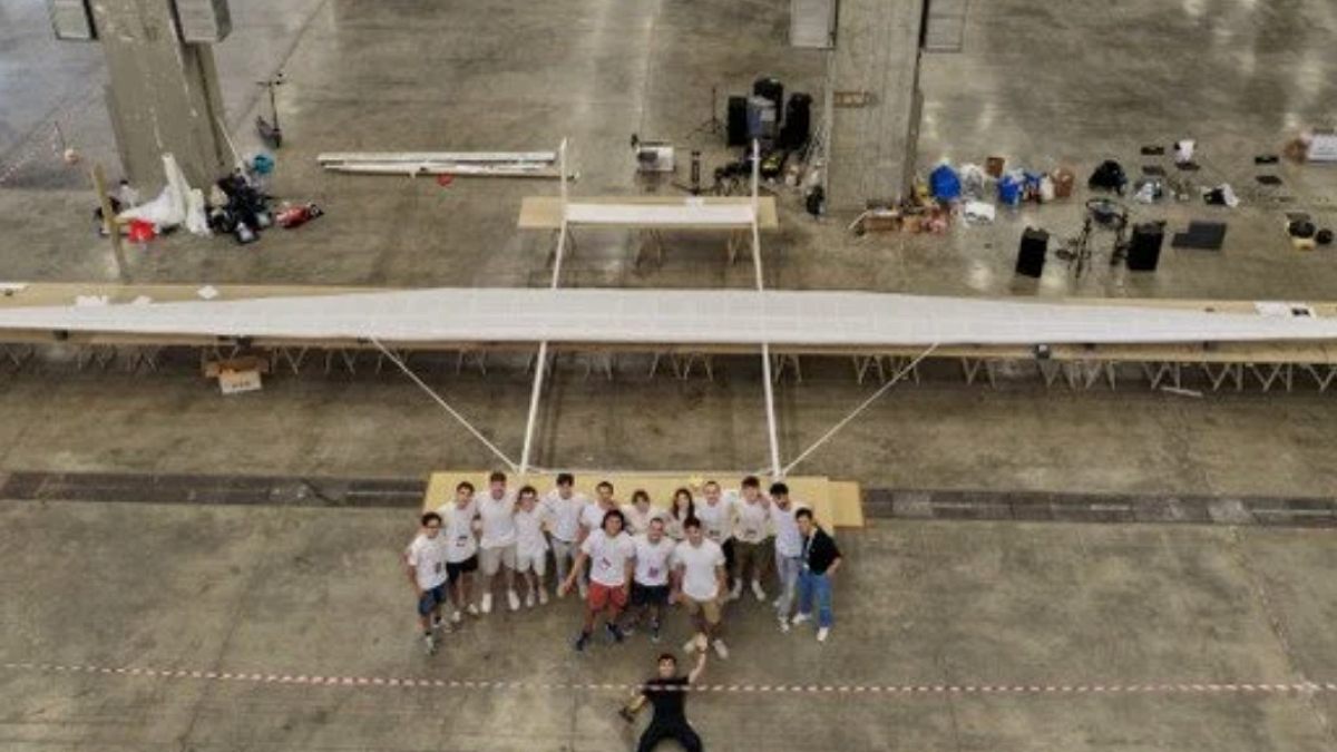 Kağıttan Dev Uçakla Rekor Kırdılar: İtalya'da Mühendislik Harikası