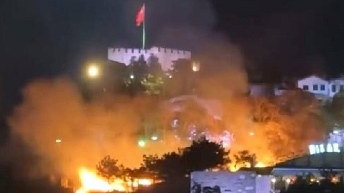 Ankara Kalesi Çevresindeki Ot Yangını Kontrol Altına Alındı