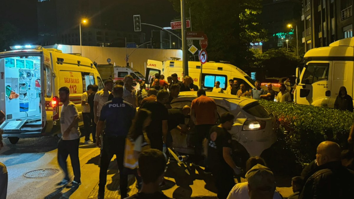 Ümraniye'de Feci Kaza: Hafriyat Kamyonu Otomobili Sürükledi, 4 Yaralı