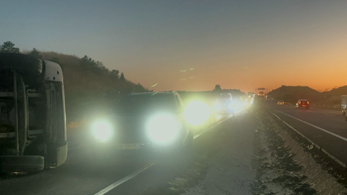 Kırıkkale'de Hurda Taşıyan TIR Devrildi: Sürücü Yaralandı