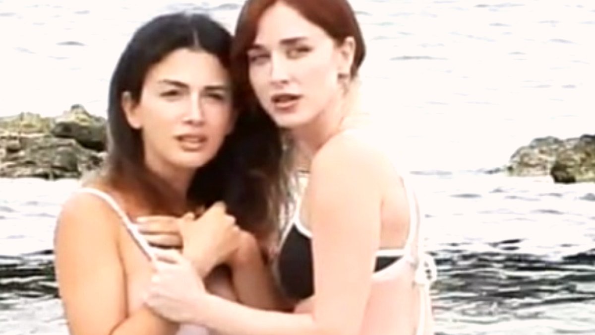 Özge Yağız ve Kübra Balcan Tatilde Soğuk Sulara Meydan Okudu