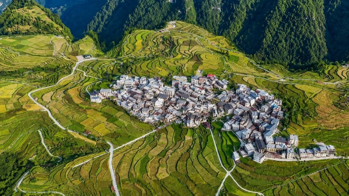 Uçurum Kenarındaki Kadim Jiading Köyü: 1200 Metre Yükseklikte Yaşamın İzleri