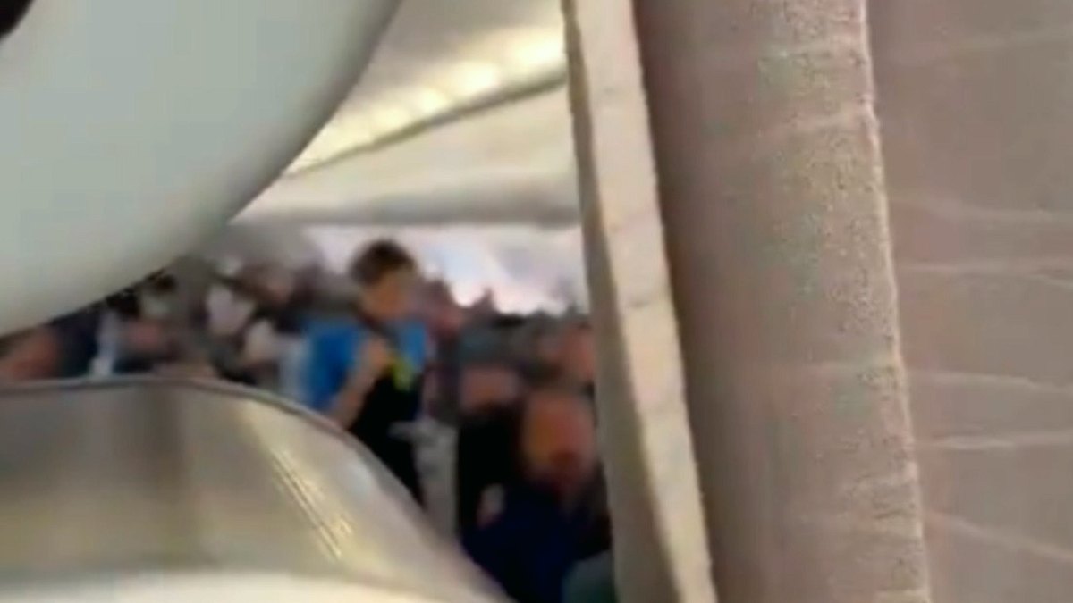 Bodrum-Ankara Uçağında Koltuk Krizi: Aşırı Satış Yolcuyu İndirtmedi