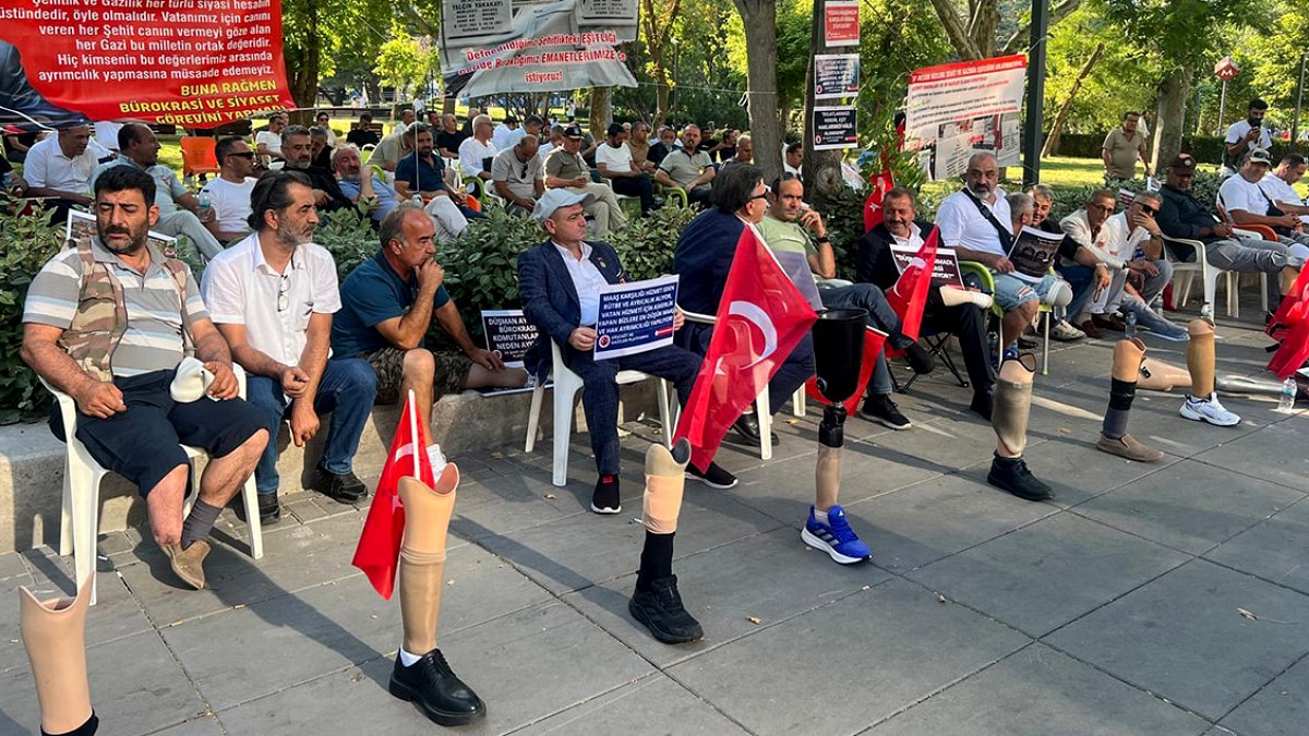 Vatan Kahramanları Parkta Sabahladı: Protez Bacaklarla Adalet Talebi