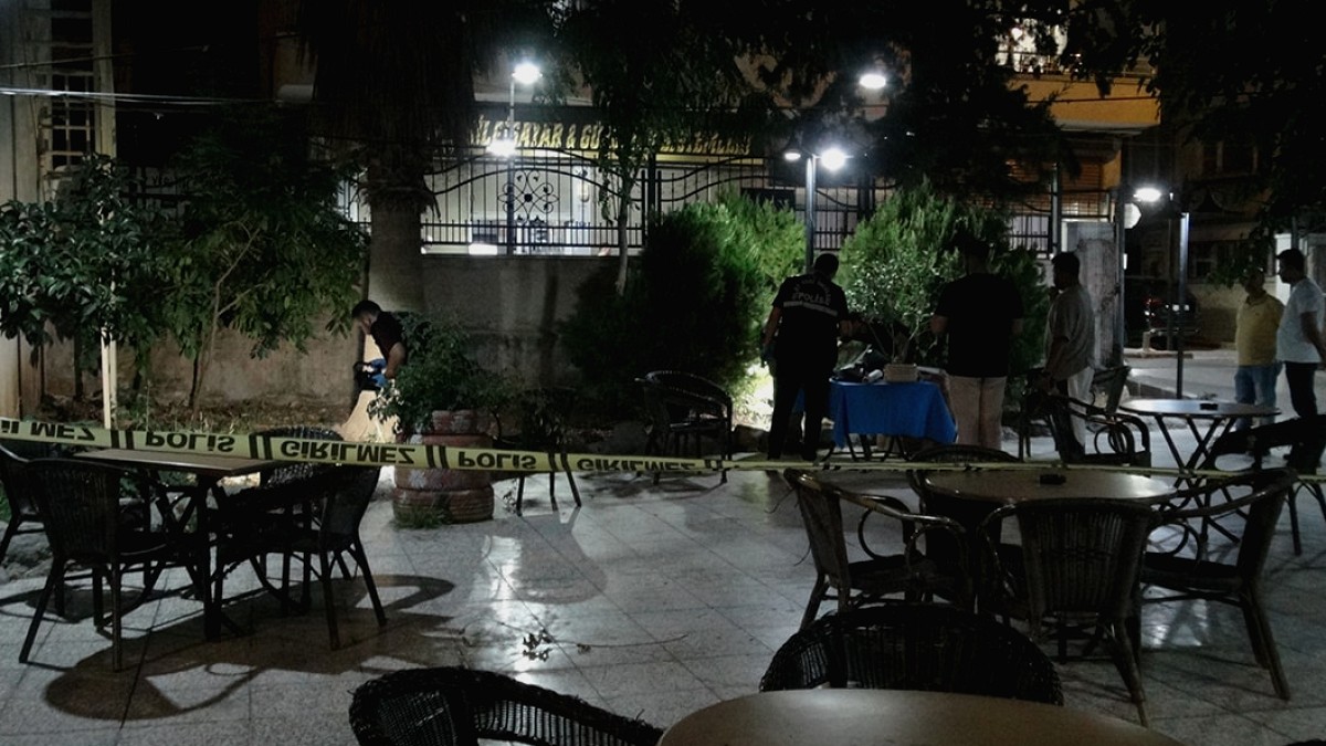 Boşanma Sürecindeki Eşini Çay Bahçesinde Silahla Vurdu: Kadın Hayatını Kaybetti