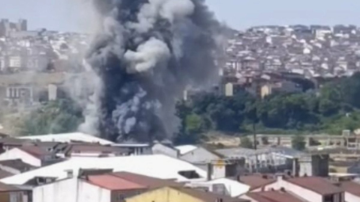Arnavutköy'de Yangın Paniği: Fabrika Küle Döndü, Ekipler Seferber Oldu