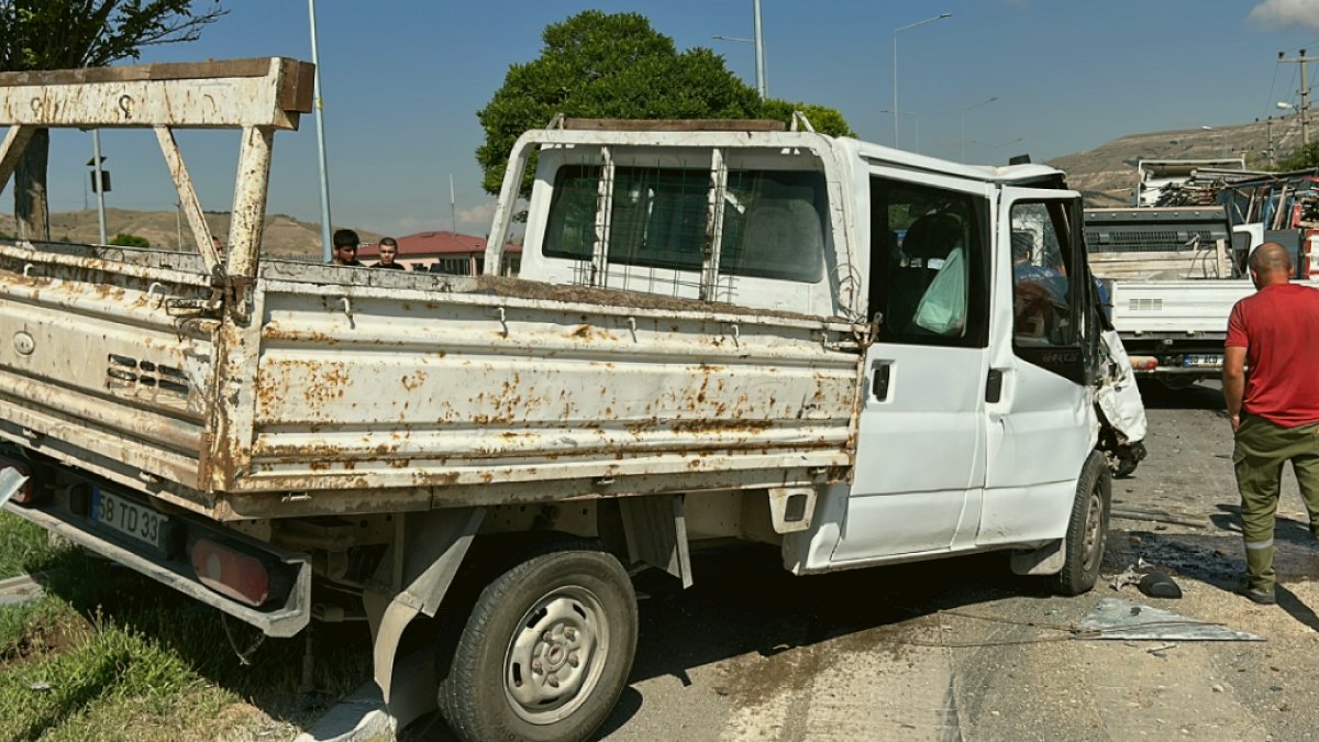 Sivas'ta Kavşakta Kamyonetler Çarpıştı: 5 Yaralı