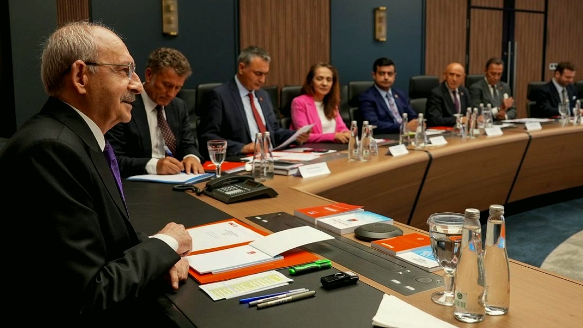 CHP'de Yaprak Dökümü: 8 İl Başkanı Görevden Alındı, Yeni Atamalar Yapıldı