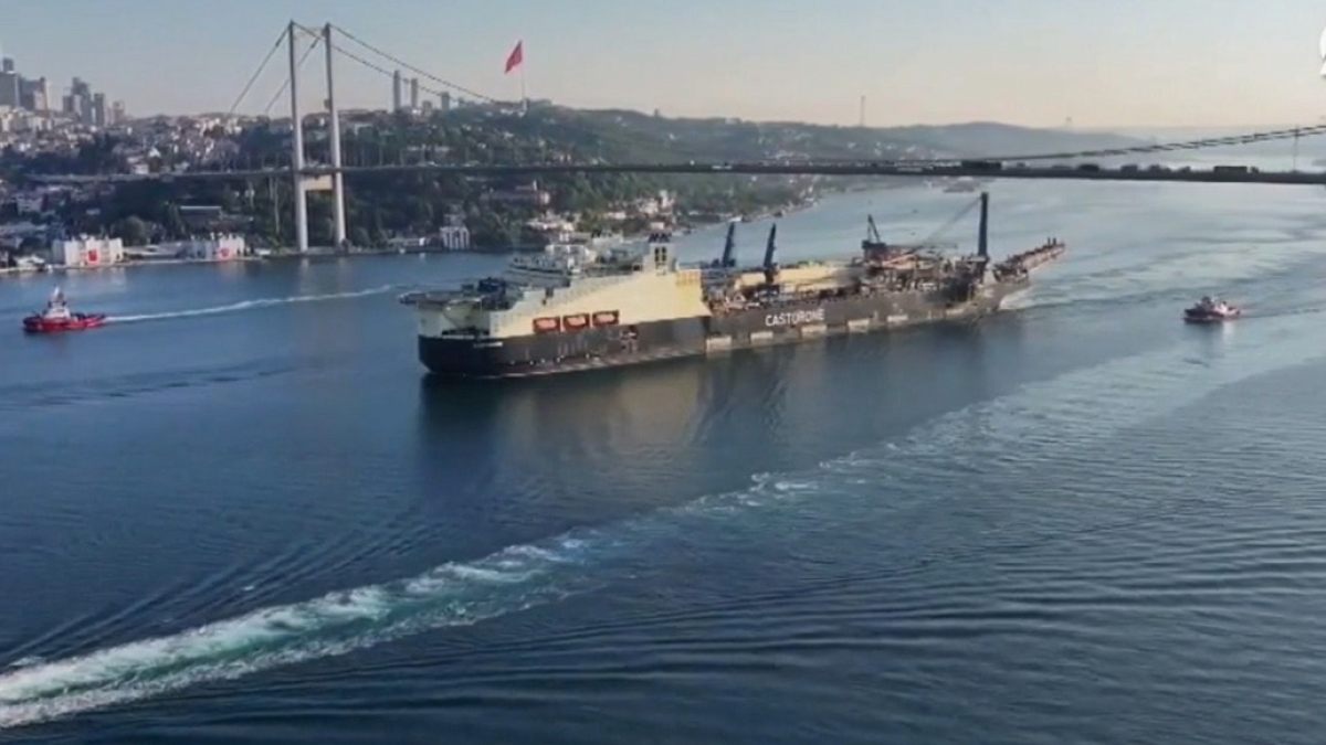 İstanbul Boğazı'ndan Dev Boru Döşeme Gemisi Geçti