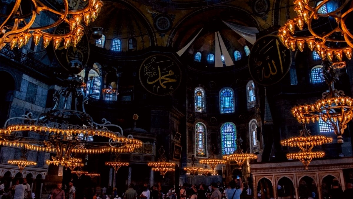Ayasofya'da Yaşanan Olay: İki Rus Vatandaşı Gözaltına Alındı mı?