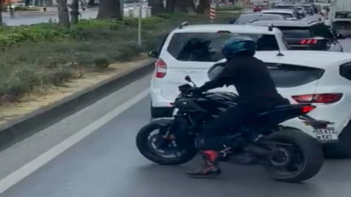 Vakaya Koşan İtfaiyeye Yolu Açan Duyarlı Sürücü