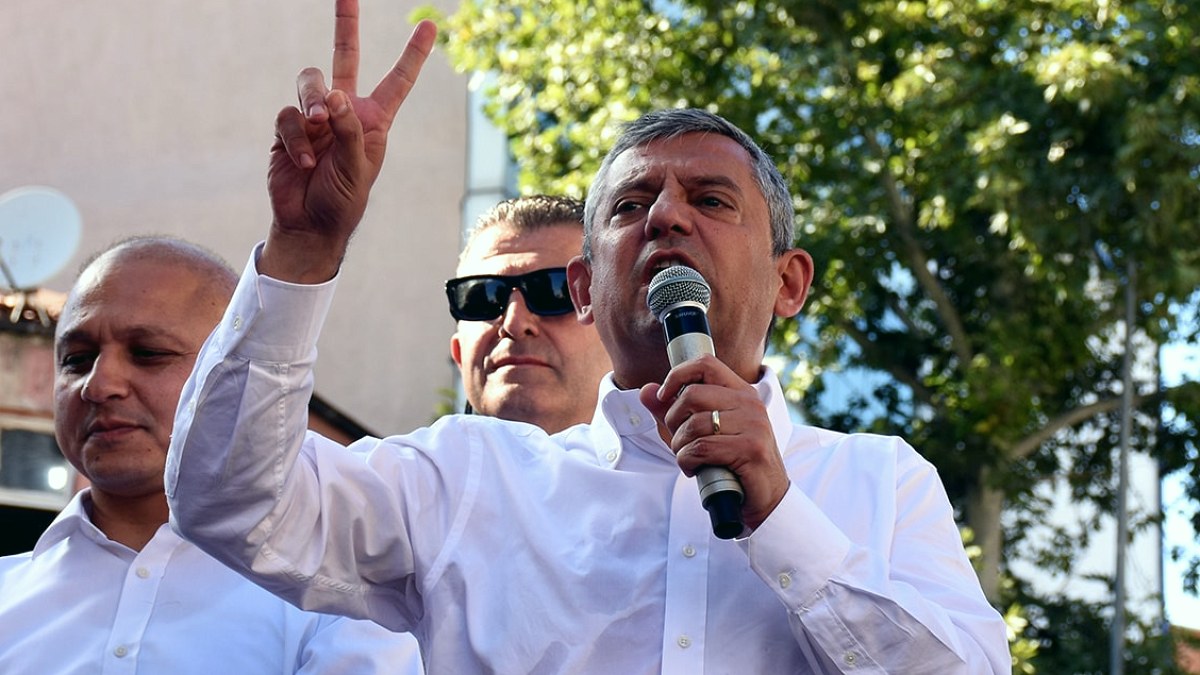 Özgür Özel'in Yeni Parti Stratejisi: İki Farklı Yol Haritası Masada
