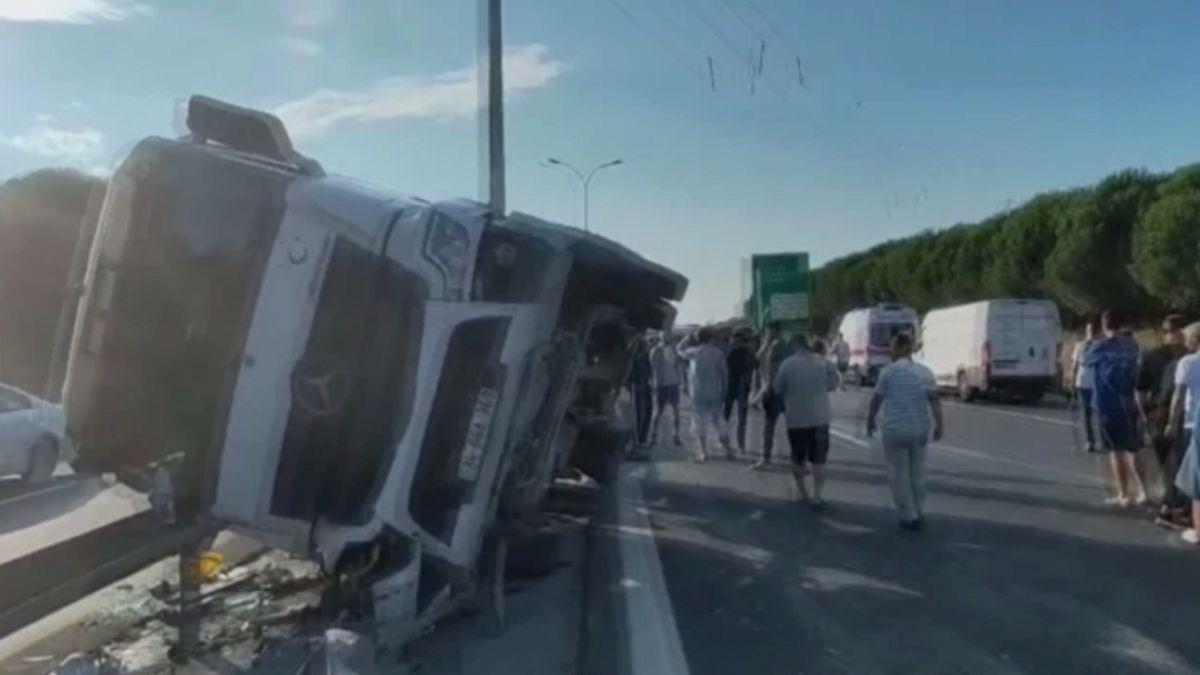 TEM Otoyolu'nda Beton Tankeri Devrildi: Trafik Kilometrelerce Durdu