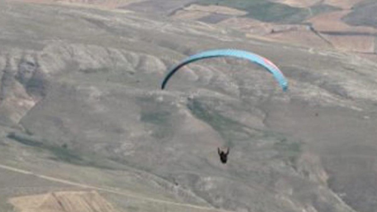 Çorum'da Yamaç Paraşütü Kazası: Pilot 30 Metreden Düşerek Hayatını Kaybetti