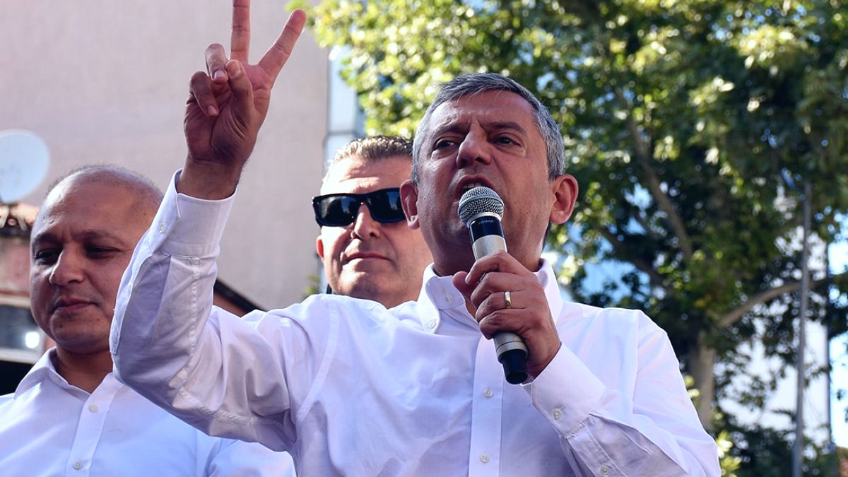 CHP'de Yeni Parti İhtimali: Özgür Özel'in Masasındaki İki Farklı Yol Haritası