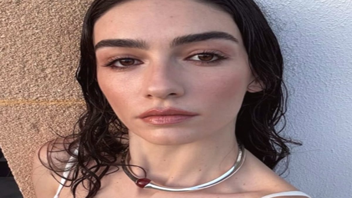Hazar Ergüçlü'den Yaz Tatili Paylaşımı: Bikinili Pozları Dikkat Çekti