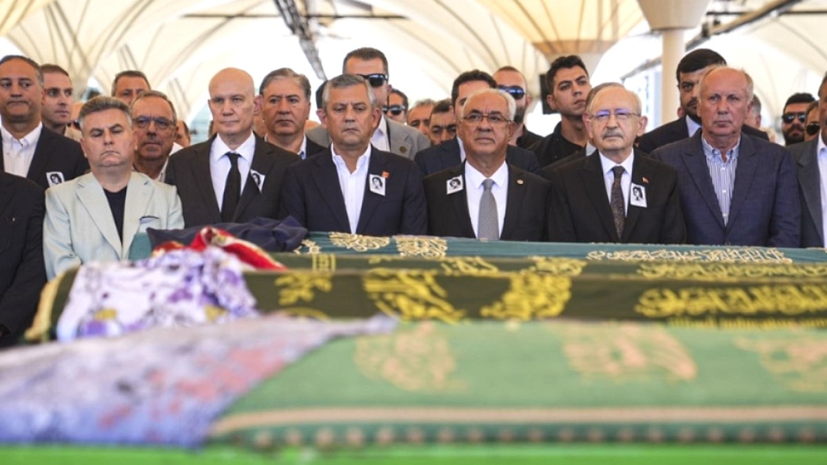 CHP'de Dikkat Çeken Anlar: Özgür Özel ve Kılıçdaroğlu'ndan Soğuk Tokalaşma