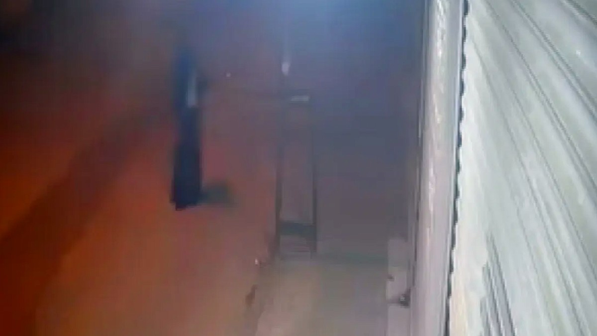 Kara Çarşaf Giydi, Kimliğini Gizleyip İş Yerini Kurşunladı
