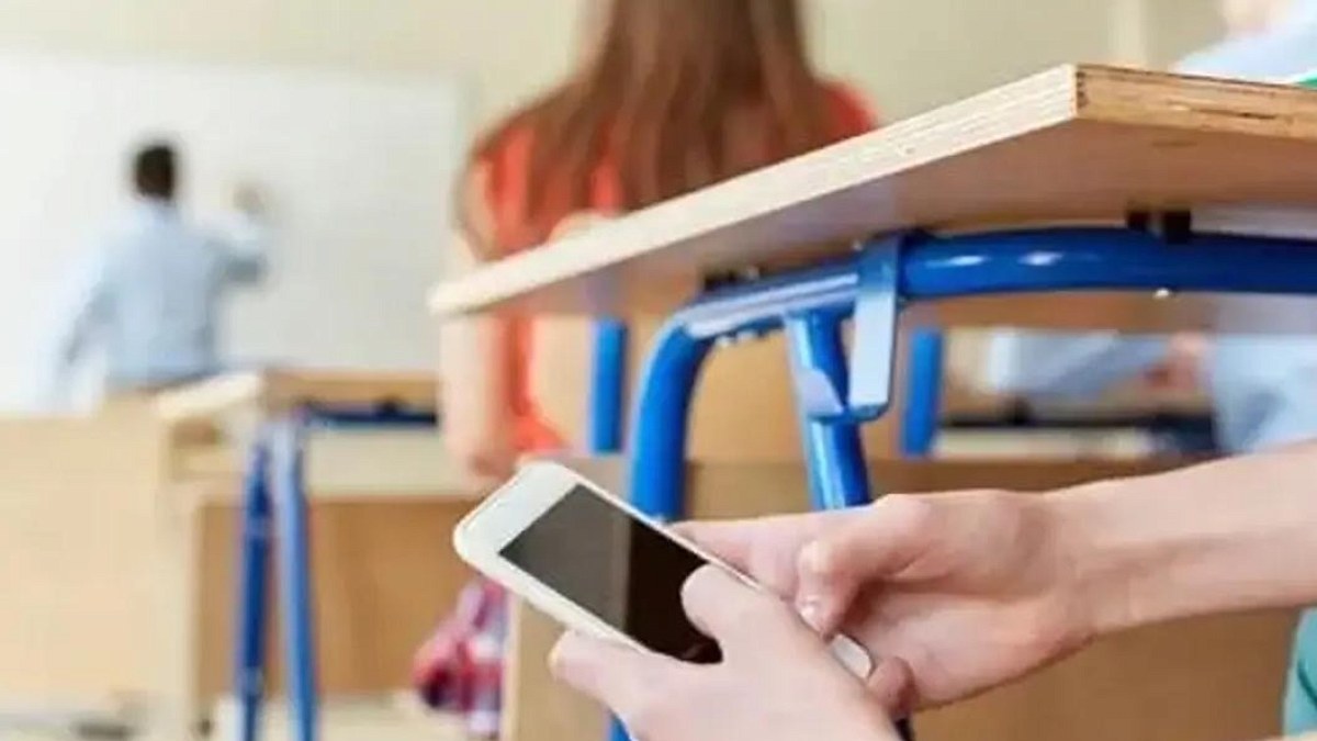 Çekya'da Okullarda Cep Telefonu Kullanımına Kapsamlı Yasak Geliyor