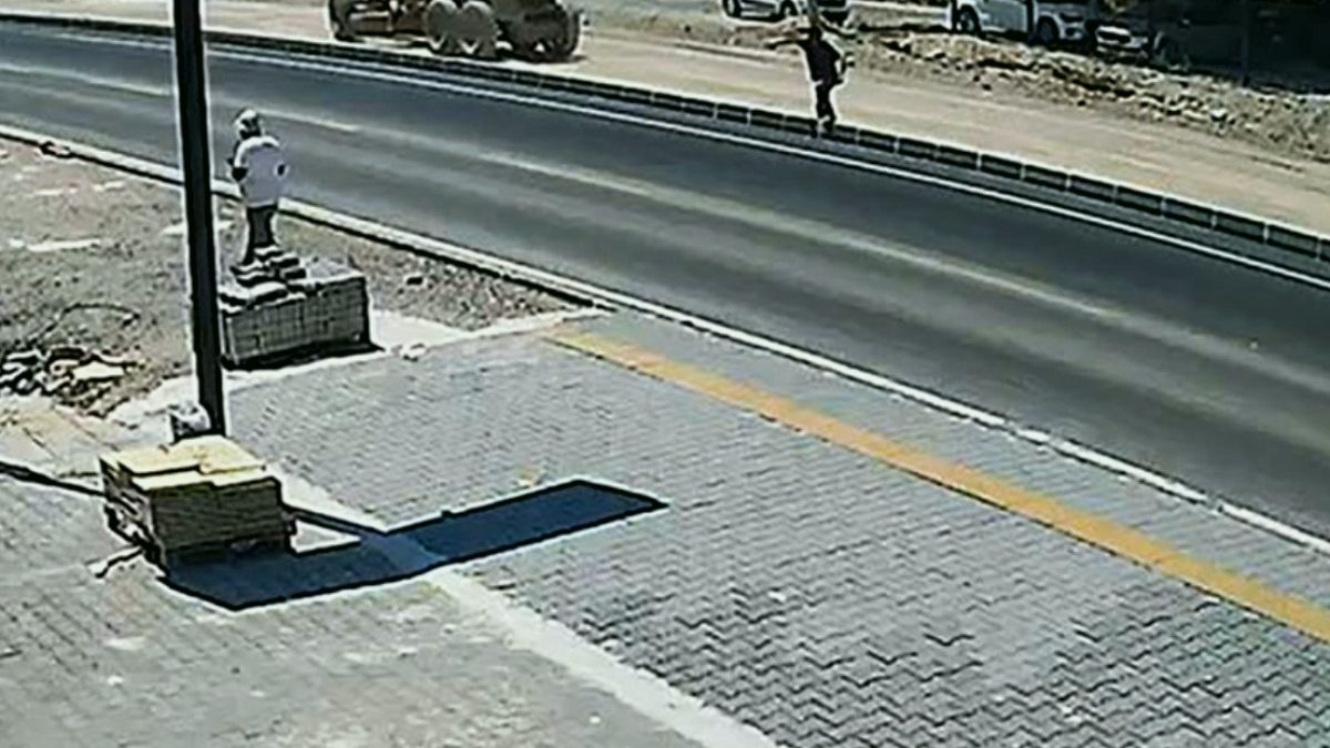 Erdemli'de Feci Kaza: Ehliyetsiz Sürücü Yayanın Hayatını Tehlikeye Attı