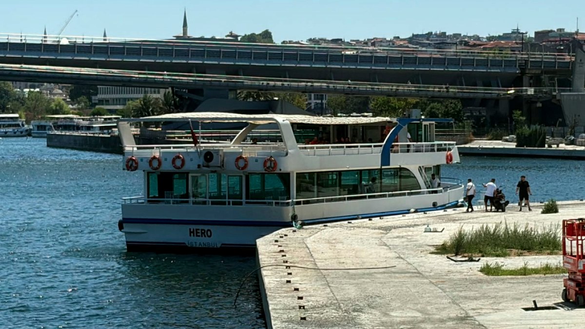 Haliç'te Tur Teknesi Köprü Ayağına Çarptı: Personel Denize Düştü
