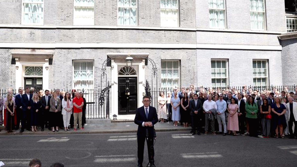 Andy Burnham İngiltere'nin Yeni Başbakanı Oldu
