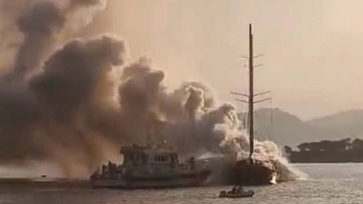 Göcek'te Tekne Alevlere Teslim Oldu: Yolcular Kurtarıldı, Tekne Battı