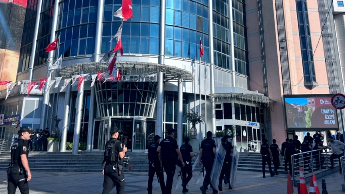 İzmit Belediyesi'nde Polis Arama Sonuçlandı: Hizmetler Devam Ediyor