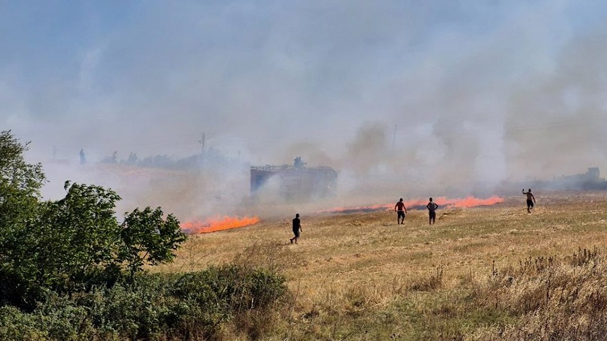 Kırklareli'nde Tarım Arazisinde Anız Yangını: Geniş Alan Kül Oldu