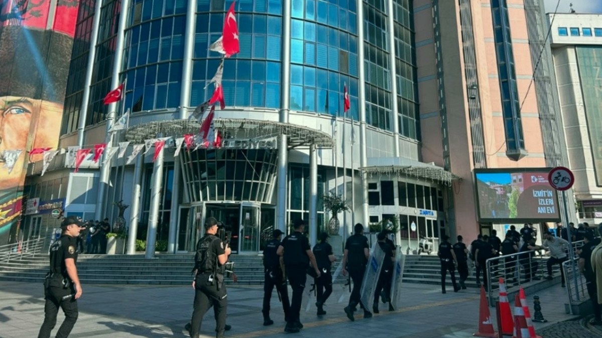 İzmit Belediye Başkanı Hürriyet'e Örgüt ve Rüşvet Suçlamasıyla Operasyon