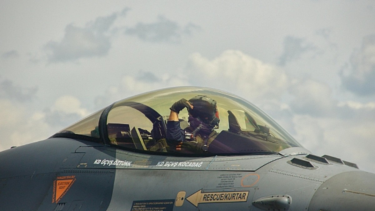 Dünyanın En Gizemli Savaş Uçağı: Sadece 100 Pilot Uçurabiliyor
