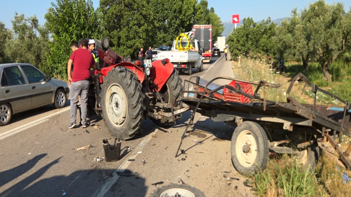 Bursa'da Traktöre Çarpan Hafif Ticari Araç Devrildi: 2 Yaralı