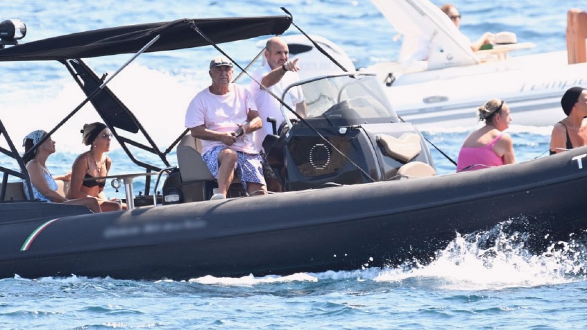 Fatih Terim ve Ailesi Bodrum'da Tatilde: Ünlü Oyuncu Demet Akbağ Da Eşlik Etti