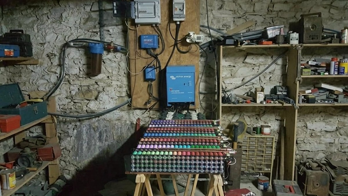 Atık Laptop Pillerinden Elektrik Üretiyor: Şebekeden Bağımsız Ev Sistemi