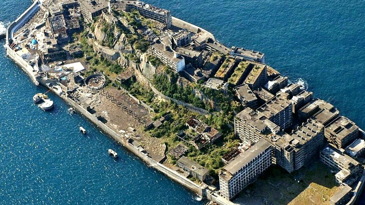 Japonya'nın Terk Edilmiş Maden Adası Hashima: Beton Devler Doğaya Yenik Düşüyor