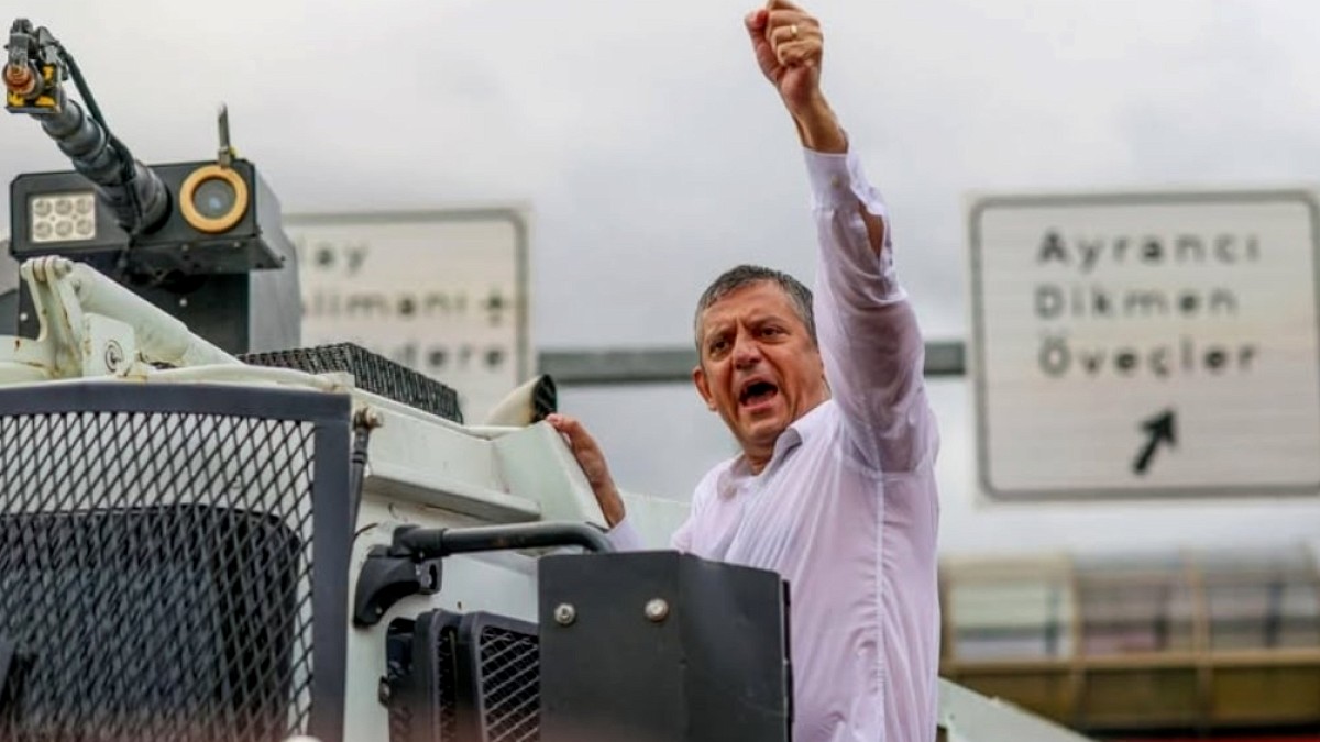 Özgür Özel'in Yeni Parti Girişimi: 90'dan Fazla Vekil İmzaladı, İstifalar Başladı