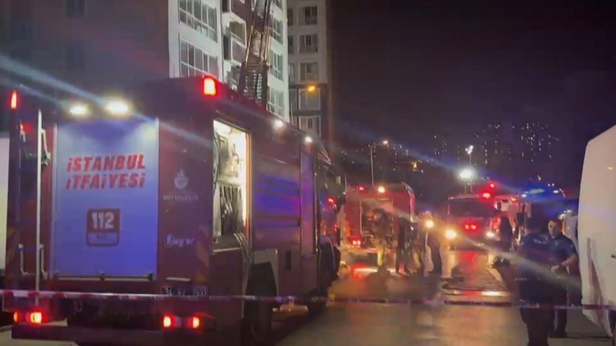 İstanbul'da 14 Katlı Binada Korkutan Yangın: 13 Kişi Kurtarıldı