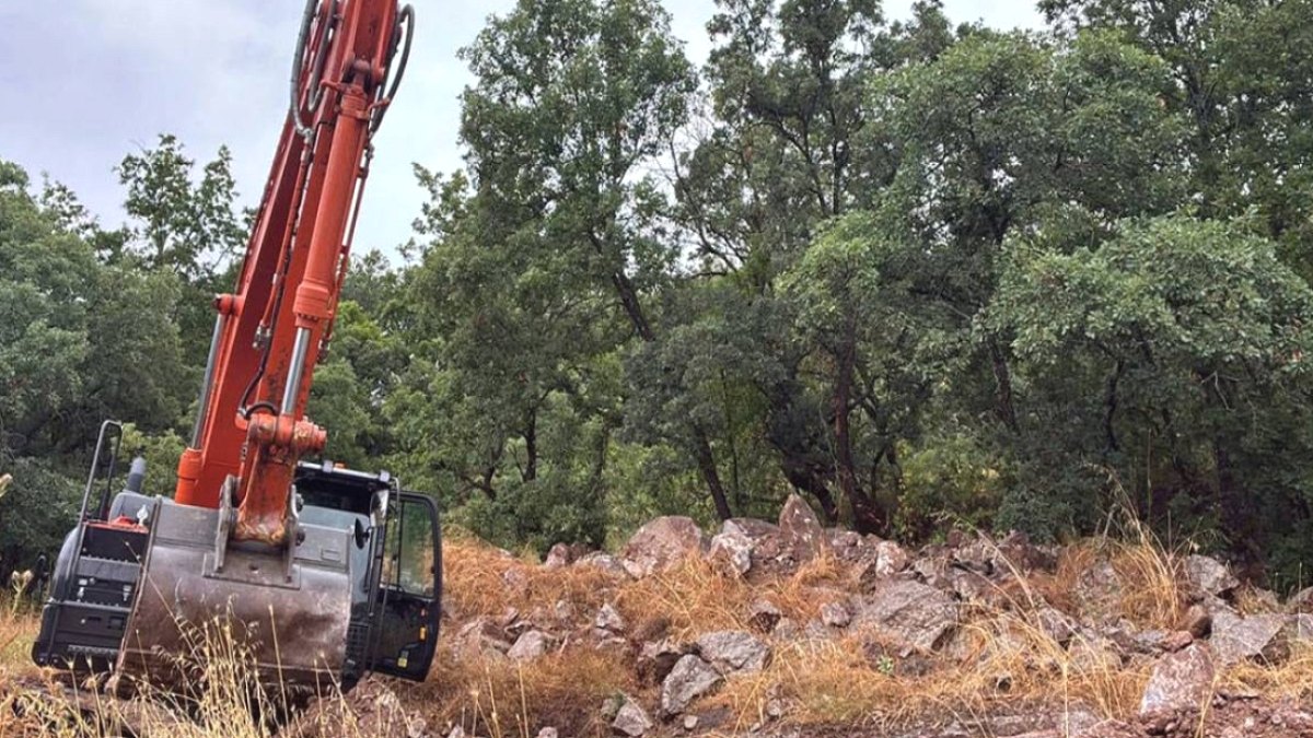 İş Makinesiyle Define Kazısı Yaparken Suçüstü Yakalandılar