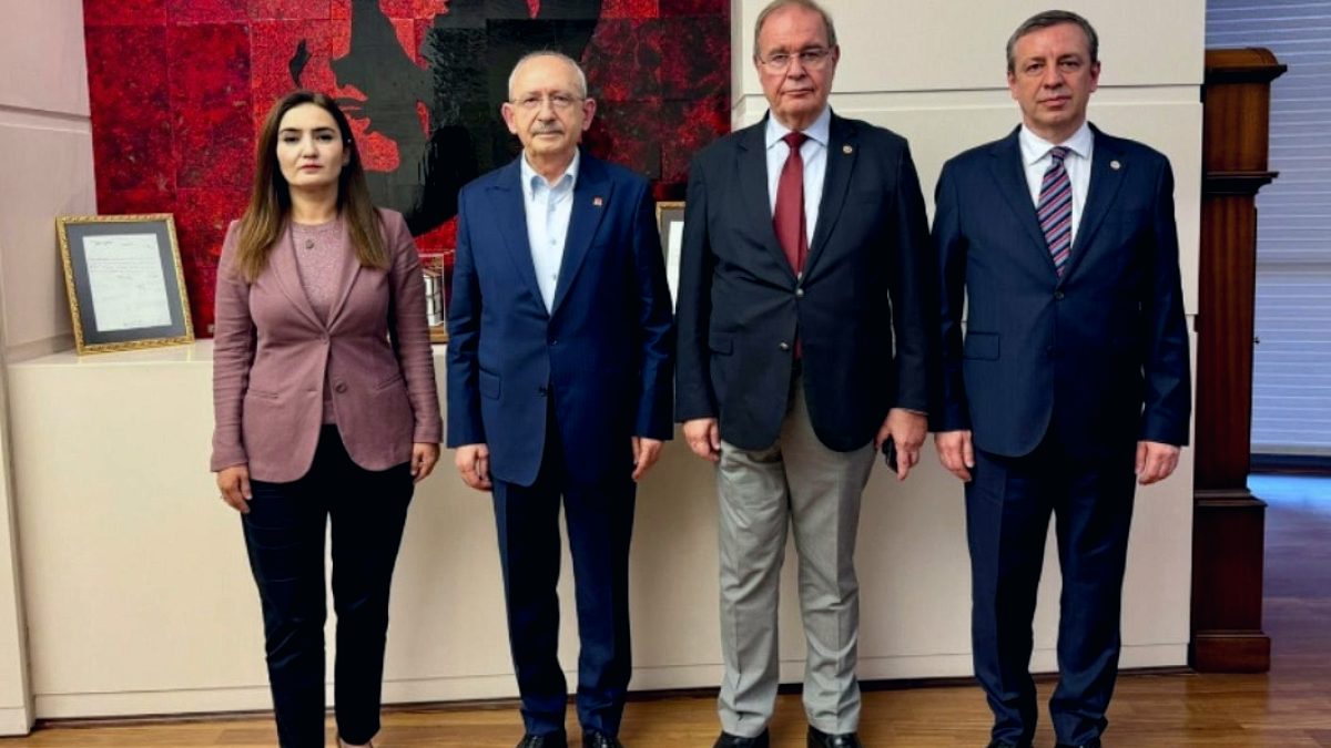 CHP Grup Başkanlığı Seçiminde Şok Çekilme ve Kılıçdaroğlu'na Eleştiriler