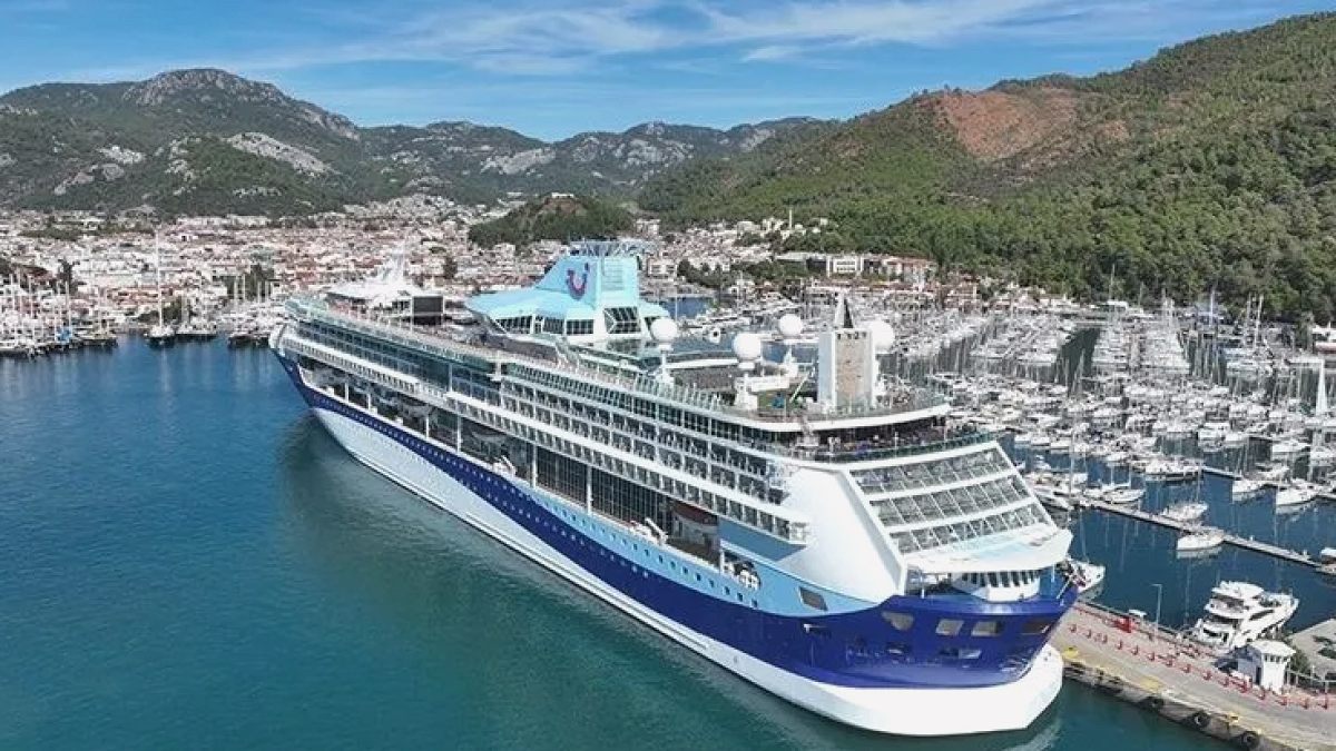 Bodrum'a Kruvaziyer Gemileriyle Binlerce Turist Geldi