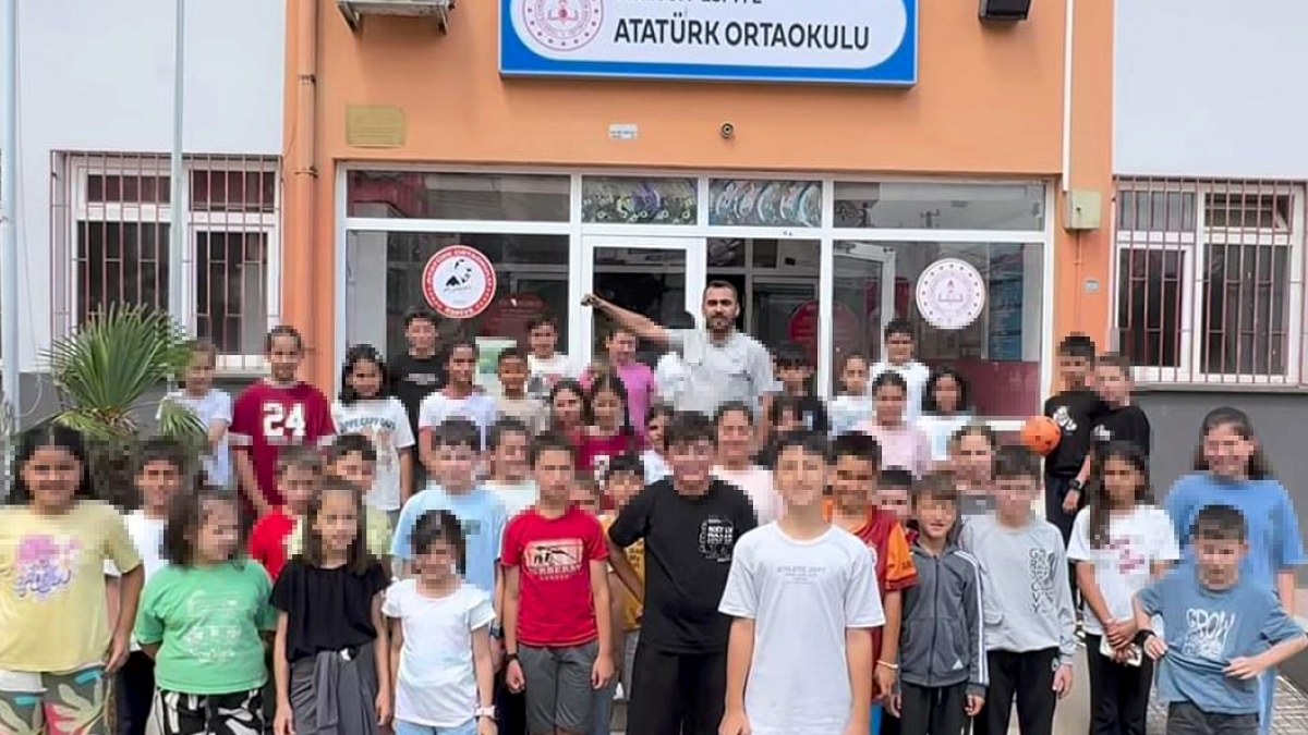Okullarda Siyasi Propaganda Tartışması: Dondurma Karşılığı Sloganlar Atıldı
