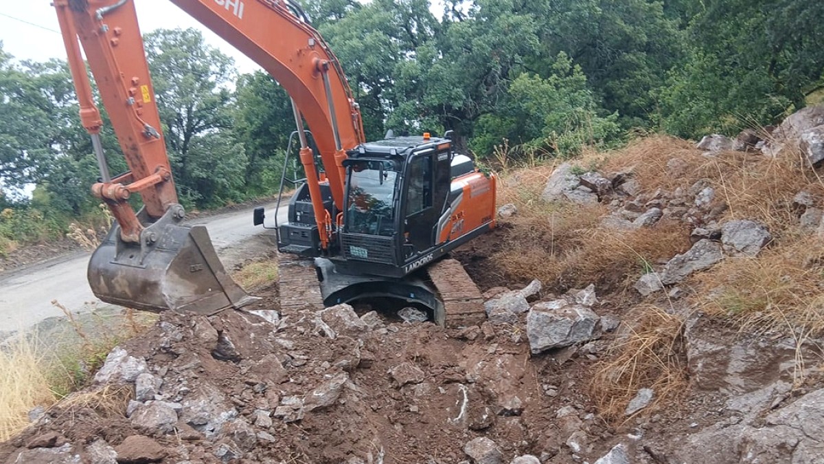 İş Makinesiyle Kaçak Kazı Yapan Defineci Grubu Suçüstü Yakalandı