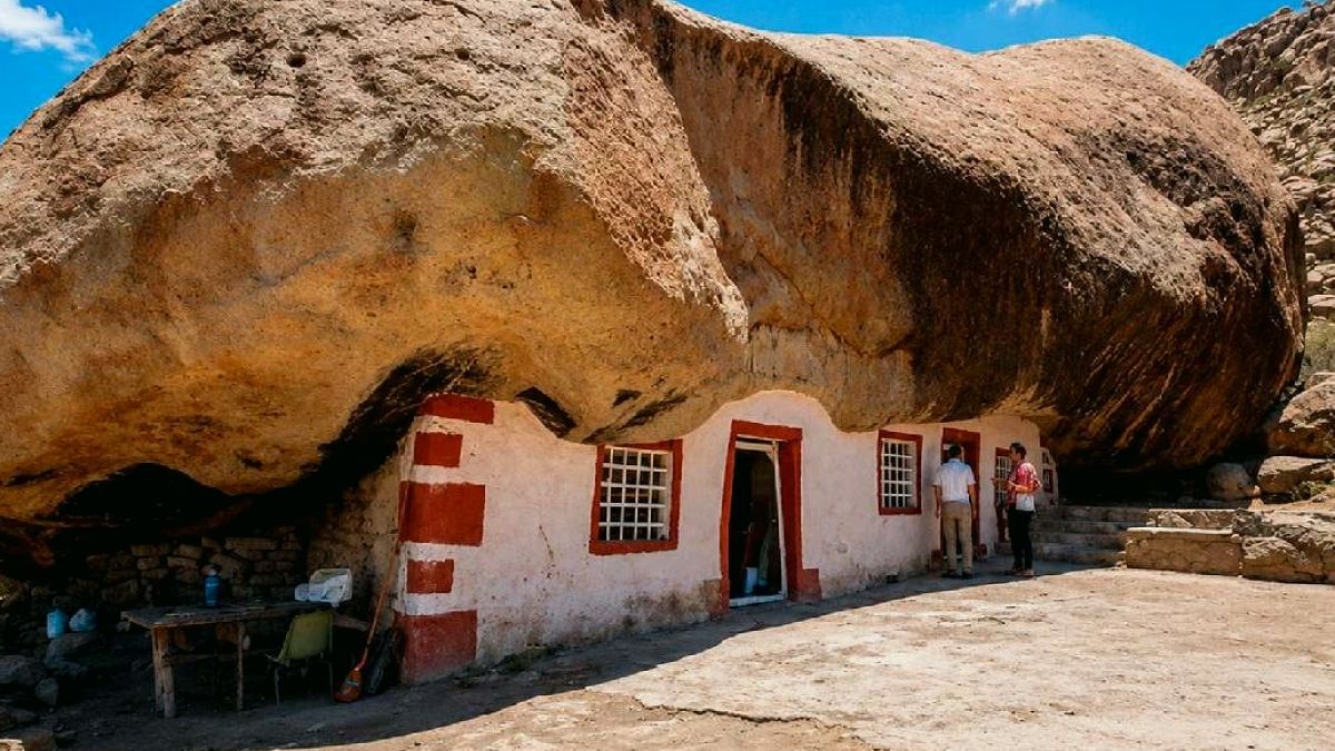 Meksika Çölünde Dev Kayadan Oluşturulan Eşsiz Konut: Doğal İzolasyon Harikası