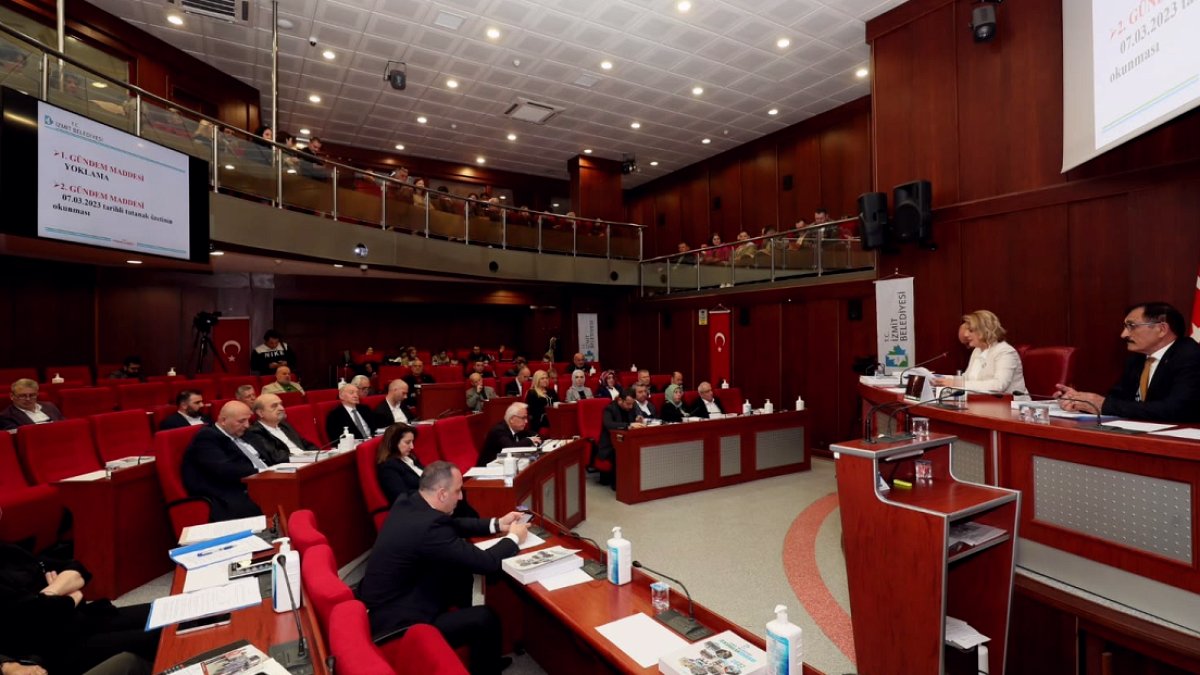 İzmit'te CHP'de Başkanvekili Adayı Tartışması: Meclis Üyeleri Toplantıdan Ayrıldı