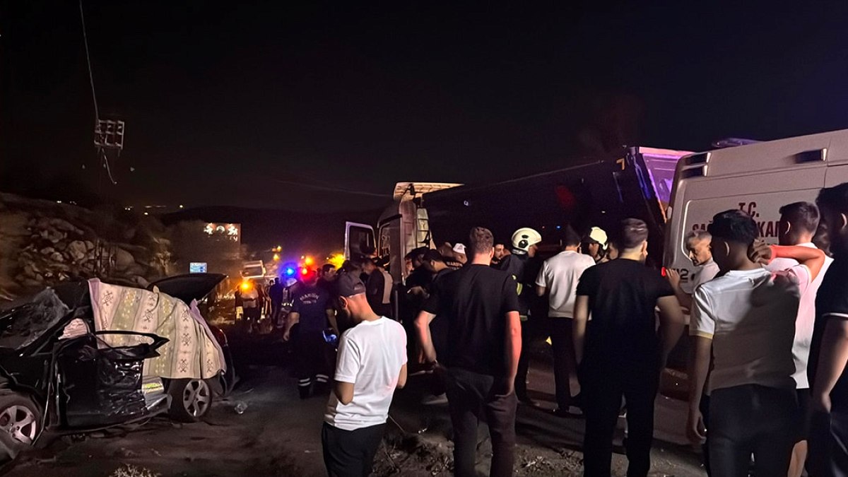 Mardin'de Feci Kaza: Otomobil ve Kamyon Çarpıştı, Can Kayıpları ve Yaralılar Var