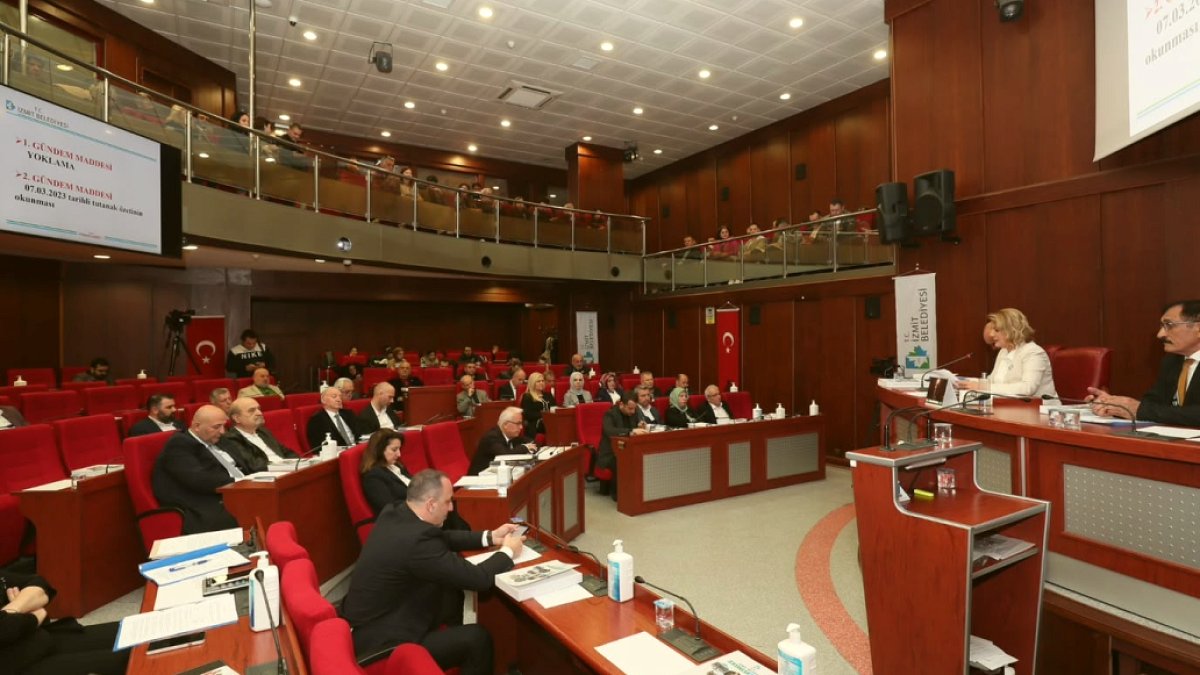 İzmit'te CHP'de Başkanvekili Adayı Çıkmazı: Meclis Üyeleri Toplantıdan Ayrıldı