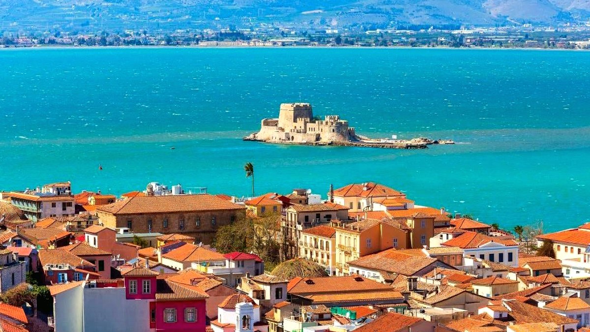 Yunanistan'da Yeni Trend: Villa Kiralama Yerine Ev Bakıcılığı