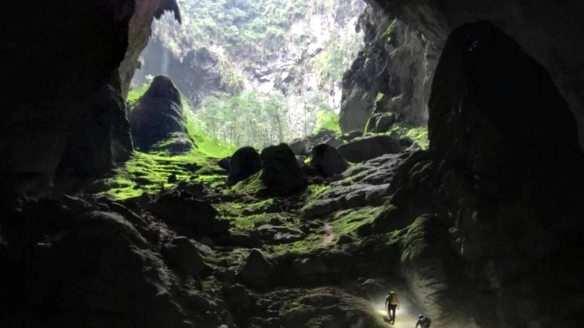 Vietnam'ın Gizemli Dünyası: Kendi Ormanı ve Bulutları Olan Dev Mağara