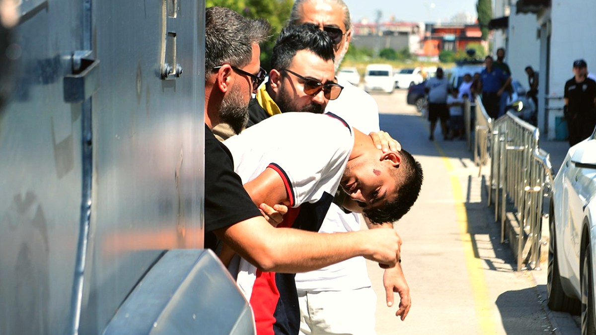 Adana'da Kanlı Çatışma: Husumetlisini Vururken Masum Yaya Hayatını Kaybetti