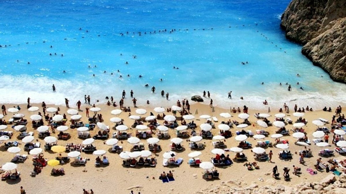 Türkiye'de Turizm Geriledi, Vatandaşlar Yurt Dışına Yöneldi